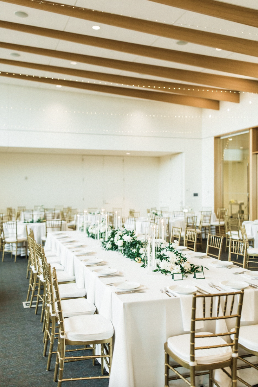 Having assigned seating can have a big impact on guest's experience at your wedding! Let's get into the pros & cons.
